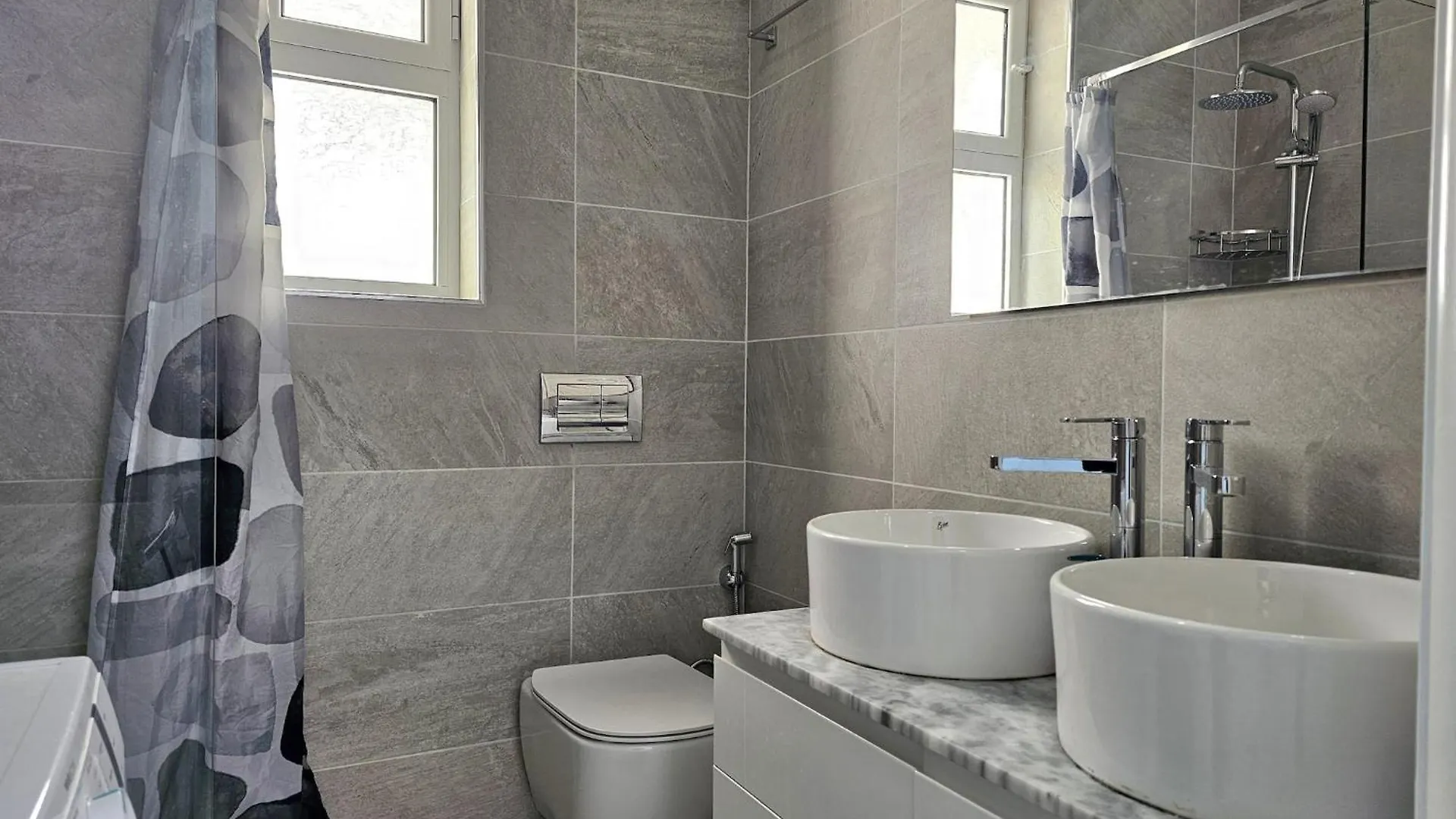 Refined Seaside Comfort In Saranda 0*,